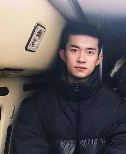 网友看到直呼:"寸头帅哥 气质好绝!""这是不是帅的太过分了".