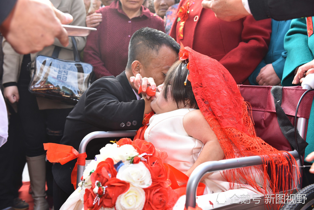 43岁袖珍男子迎娶特别新娘婚礼现场沸腾了600多人到场贺喜