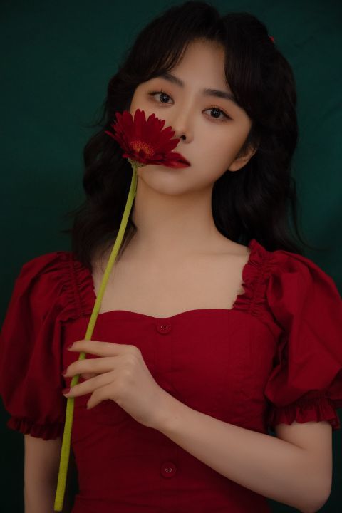 谭松韵身穿大红色泡泡袖短裙复古优雅宛如可爱洋娃娃