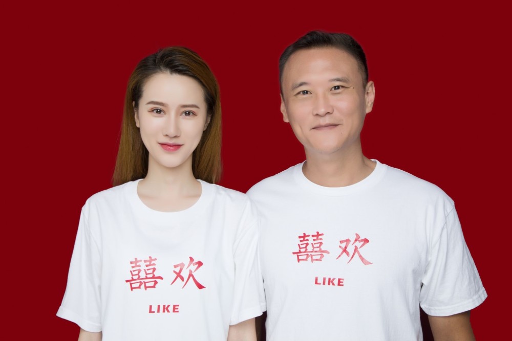 国安足球俱乐部徐云龙老婆比自己小十岁,可照片越活越年轻