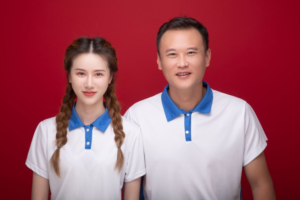 国安足球俱乐部徐云龙老婆比自己小十岁,可照片越活越年轻