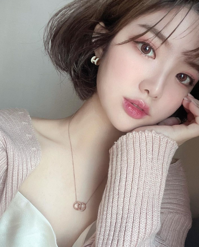 微胖女孩的甜美短发