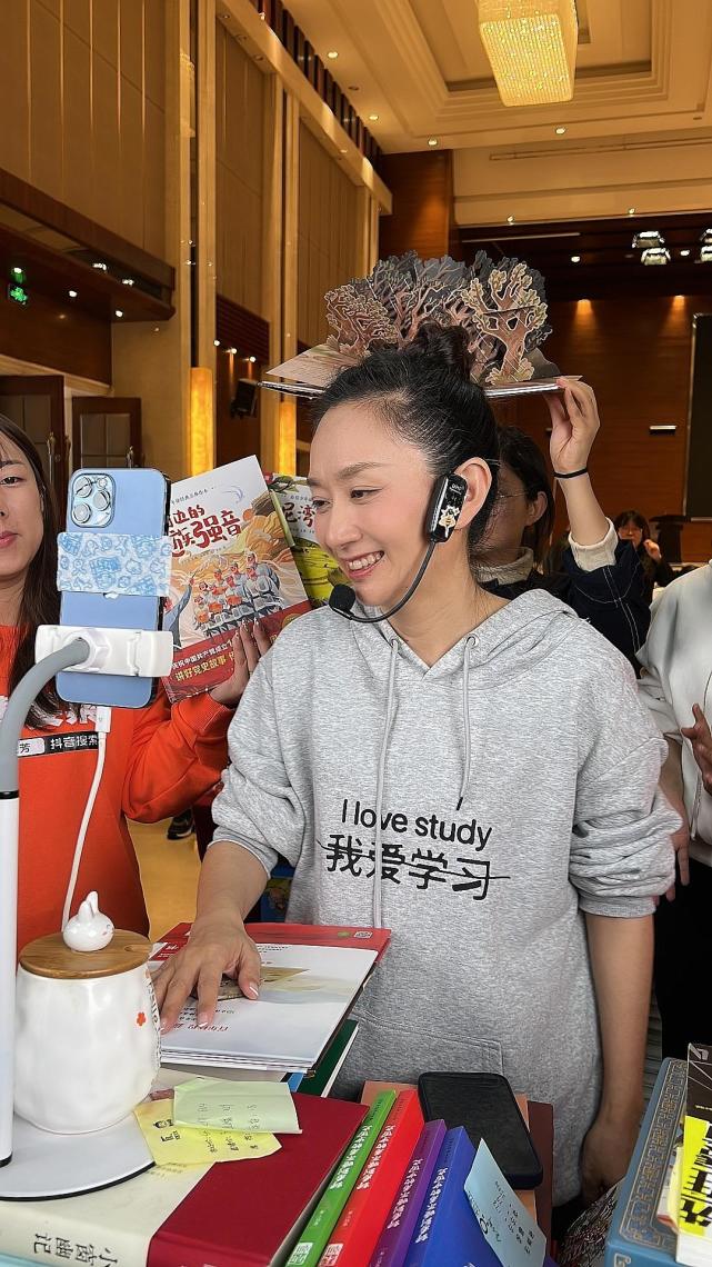 成都直播卖书创奇迹 著名主持人王芳:好书有力量!