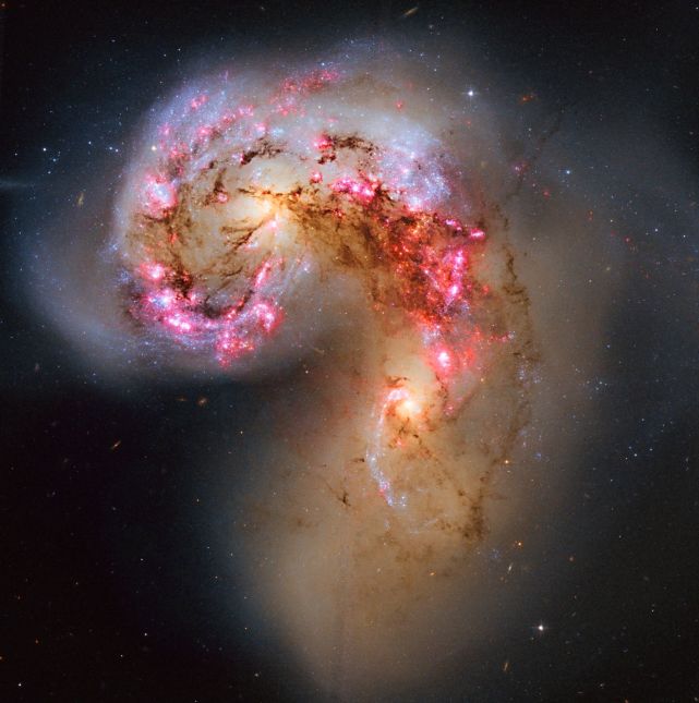 美丽外表下的创伤:草帽星系可能经历过星系重组