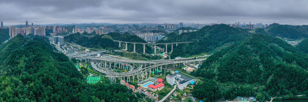 這是2021年10月12日拍攝的貴陽市黔春立交橋(無人機全景照片).