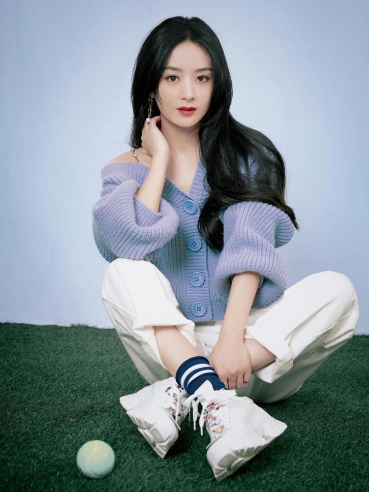 赵丽颖穿蓝色露肩针织衫亮相,搭配白色长裤,清爽大气惹人爱