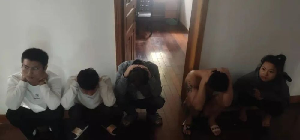 "我们是警察,不许动,双手抱头,蹲下!