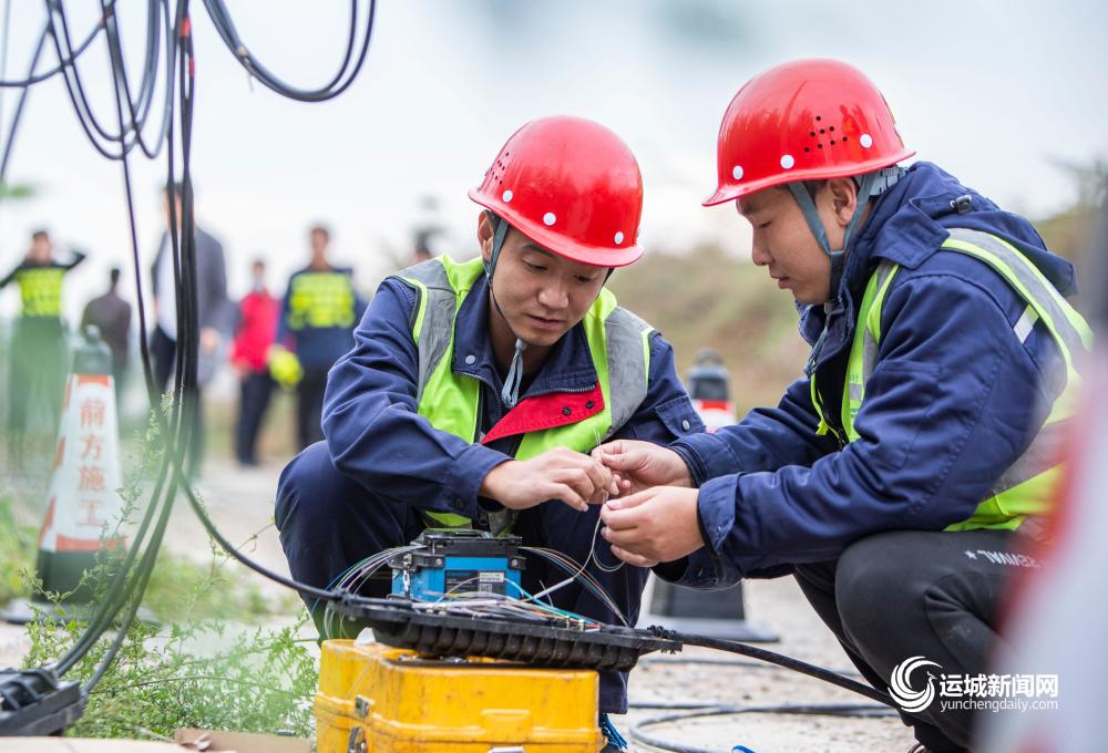 中国移动新绛分公司工作人员在抢修网络线路