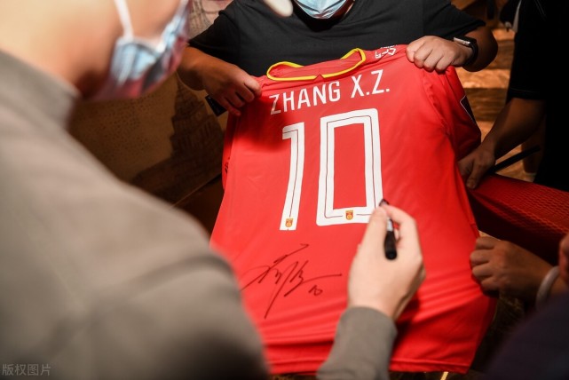 别看张稀哲的作用不大,但是他却牢牢地占据着国足的"10号"球衣,你们说