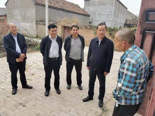 当日上午,市退役军人事务局局长张晓一行首先看望了帮扶对象杨刘柱