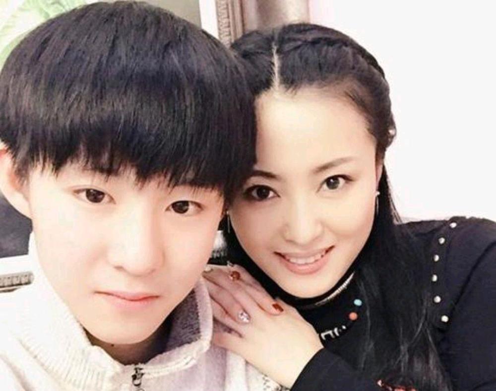 乡村爱情中的当年第一美女儿子和王俊凯合影像双胞胎