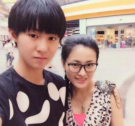 乡村爱情中的当年第一美女儿子和王俊凯合影像双胞胎