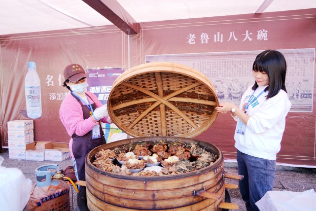 吃货的狂欢节,鲁山美食烤鸡子,羊杂可,八大碗,揽锅菜齐聚尧山