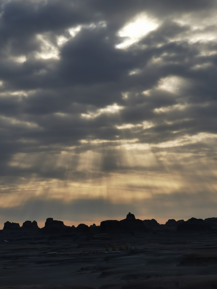 穿破云层的光洒向大地原创