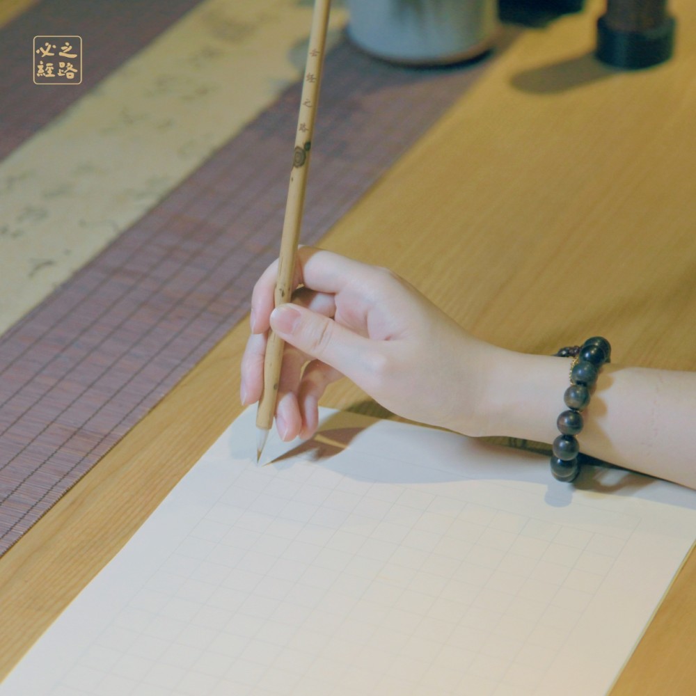 腿搭一边,玩手机,看电视剧,以上的几种都是常见的错误抄经姿势