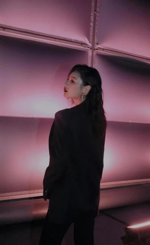 金梦阳子看秀晒后台照西装造型尽显高冷范