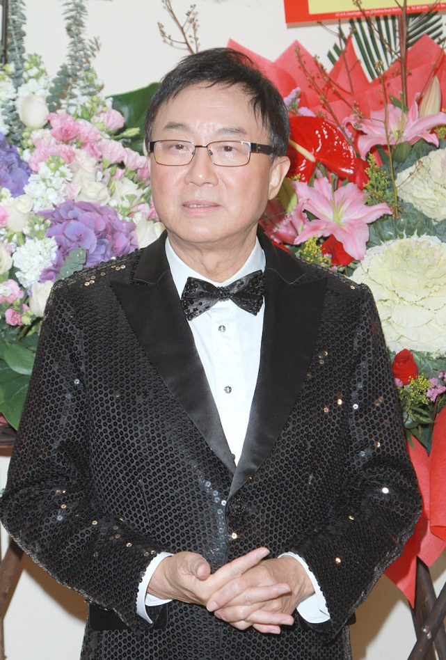 许冠文携太太出席饭局,郑洁英一头紫发很飒,两人结婚49年仍恩爱