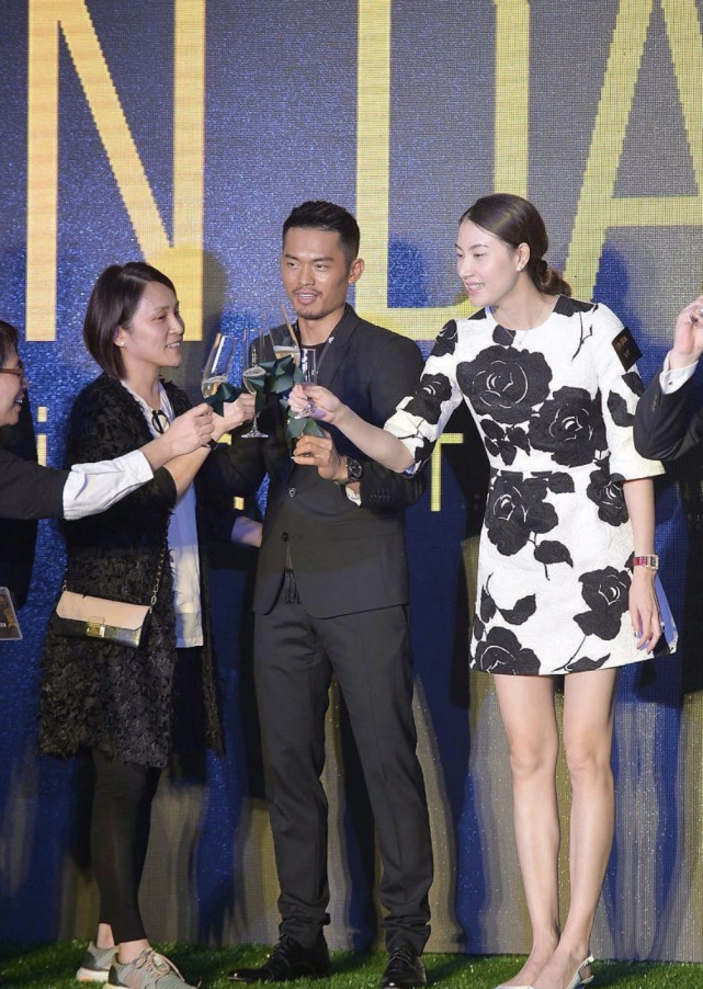 谢杏芳林丹合体亮相,1米78穿短裙秀长腿,两口子一黑一白挺登对