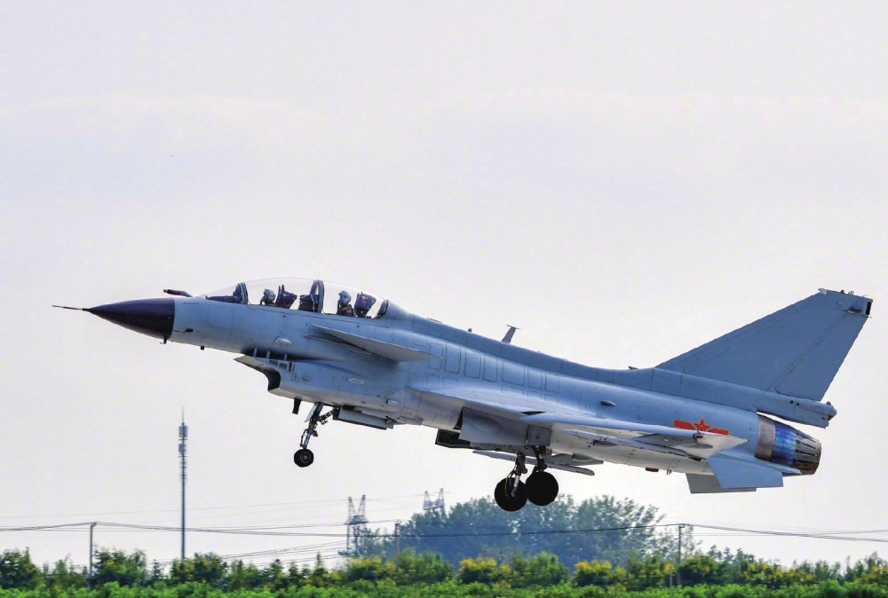 歼10战机首次公开亮相军队院校_腾讯新闻