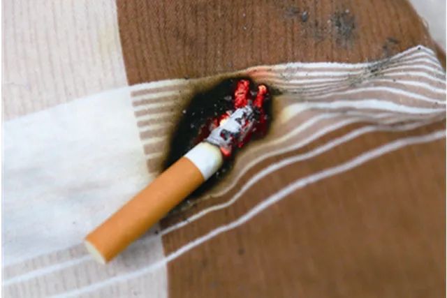 随手丢了一个烟头,却引燃了一辆垃圾车_腾讯新闻