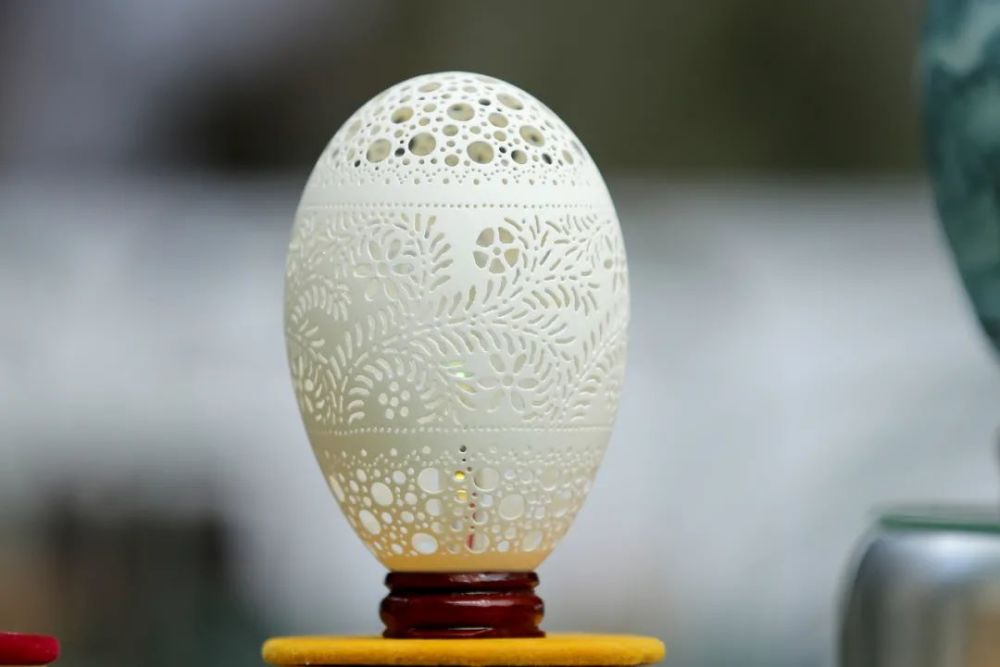 了这门从那以后,之后就被这门神奇的艺术深深吸引,他接触到了蛋雕艺术