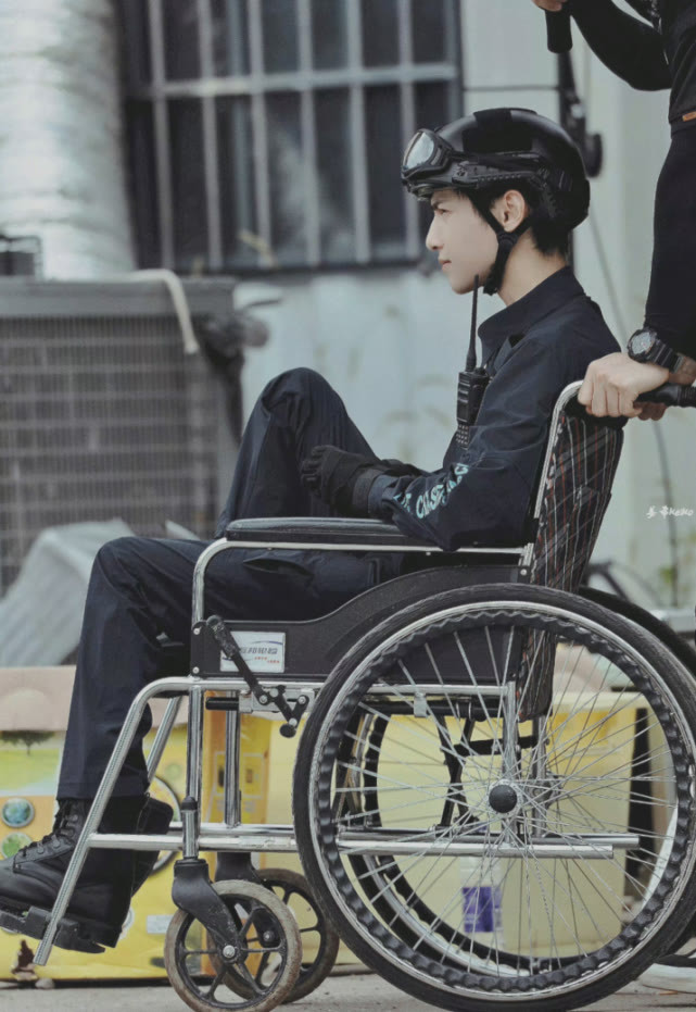 早在之前,他就被人拍到因为脚伤坐上了轮椅腿上还打上了石膏;受伤的