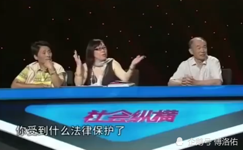 台上坐着的另一位爱狗人士善待女士就急忙举起手开口说:不,我们有受到