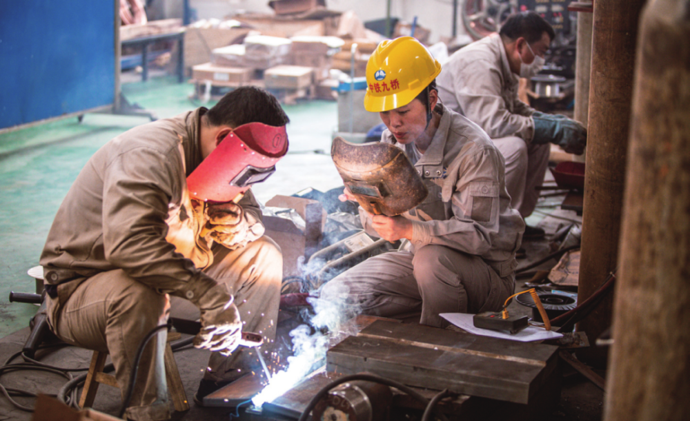 王中美在"王中美劳模创新工作室"指导焊接试验为什么这么努力?