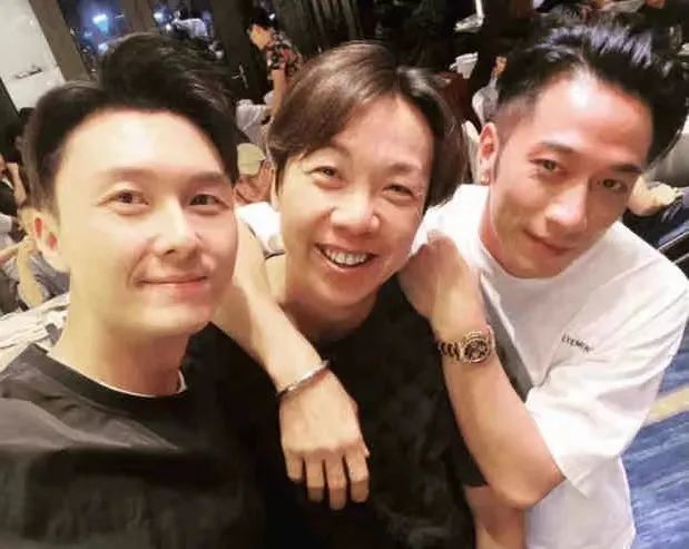 tvb四小生也老了黄宗泽皱纹白发遮不住马国明和未婚妻像两代人
