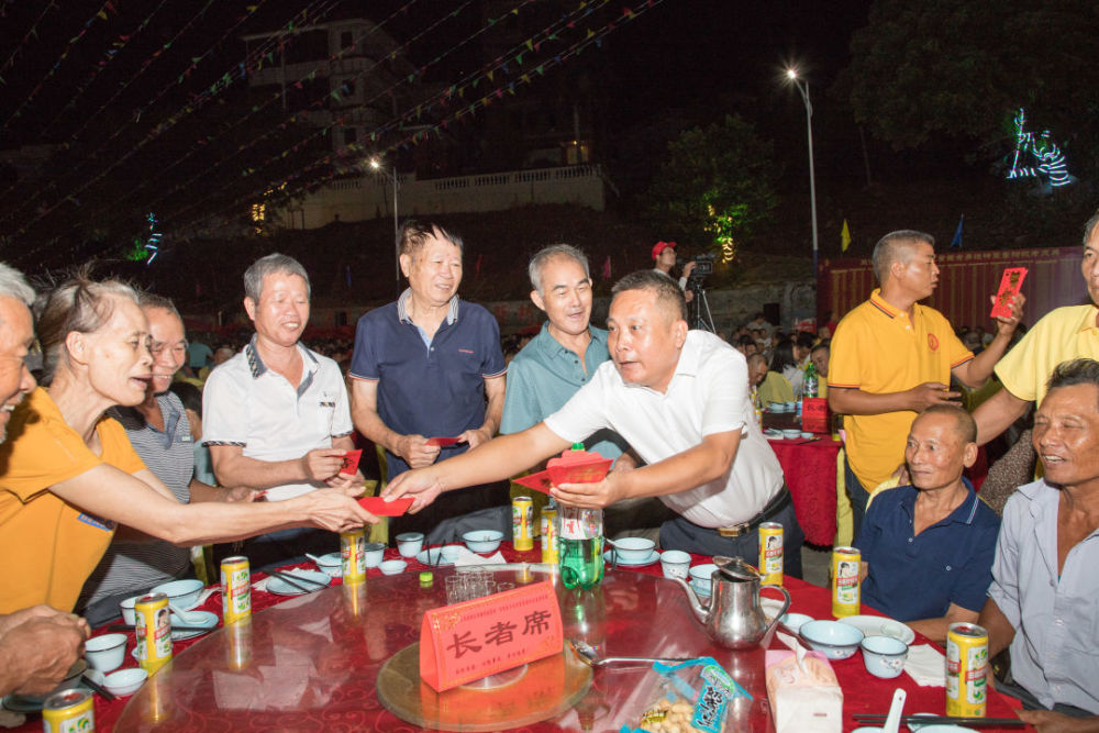 三浪村委会书记陈亚振送上慰问金福禄土隍庙重建理事会会长陈炳南送上