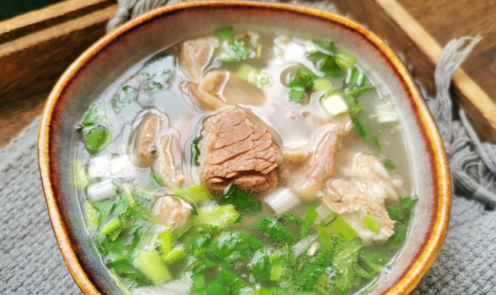天冷烧羊肉汤,要牢记2不放,羊汤白净鲜美没膻味,全家人抢着喝!