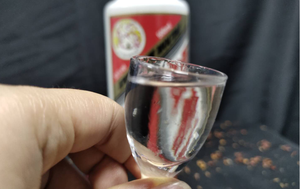 茅台酒配送的2个小酒杯以前嫌小不用如今才知有这些用处