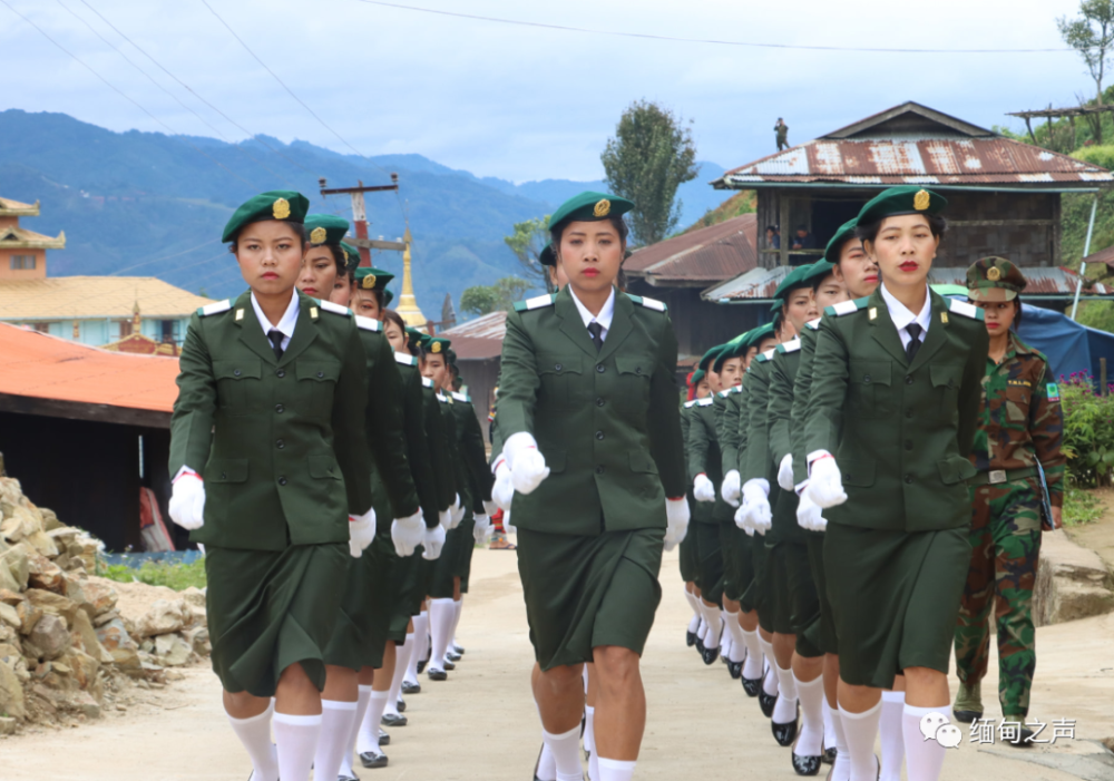 缅甸德昂军35名新毕业女军官集体亮相