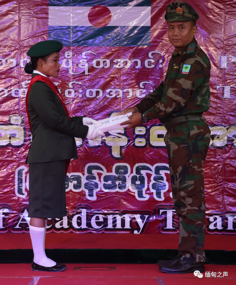 缅甸德昂军35名新毕业女军官集体亮相
