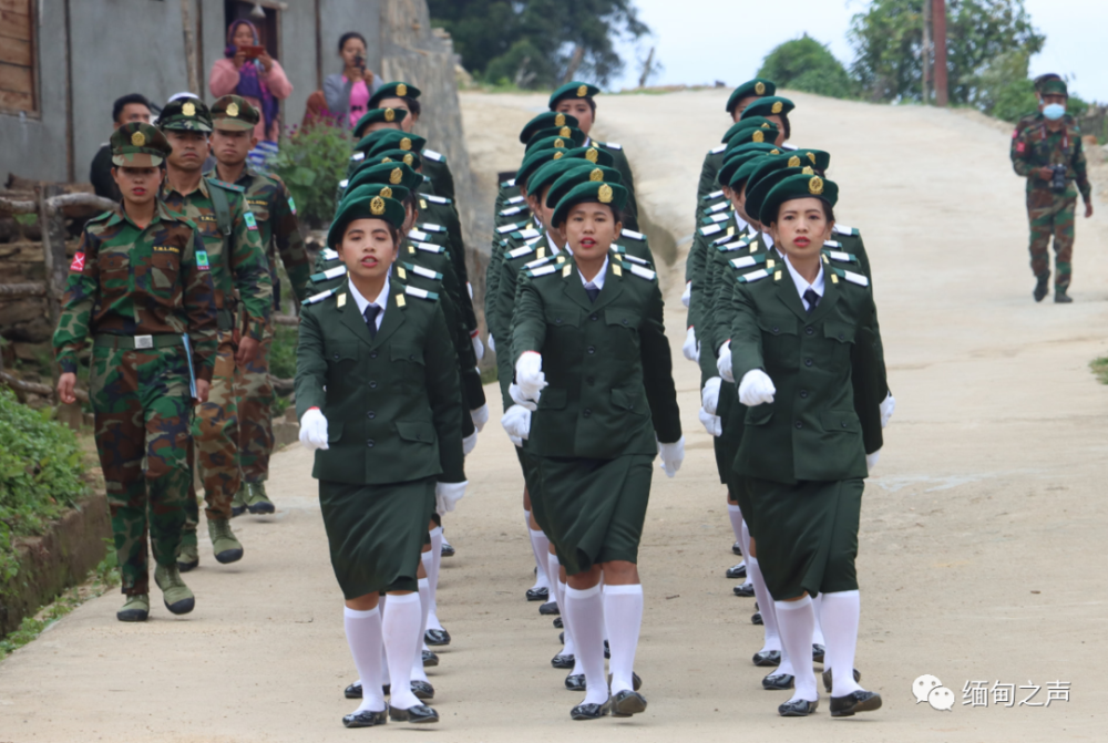 缅甸德昂军35名新毕业女军官集体亮相