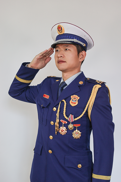 张海洋冲锋在前不负青春精彩火焰蓝电子杂志2021年第31期