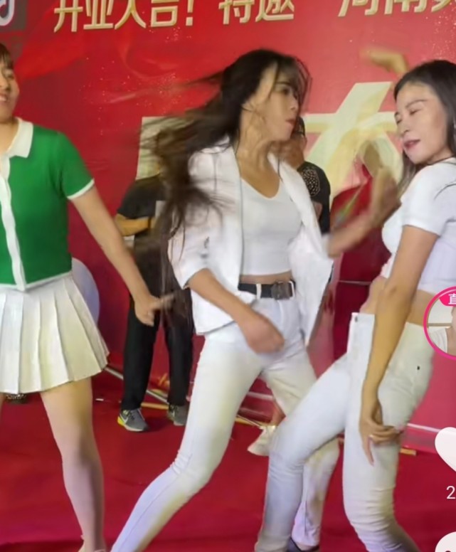如今的长发女成了过气网红,与郑州云朵搭档,经常被人调侃是"尬舞跳必