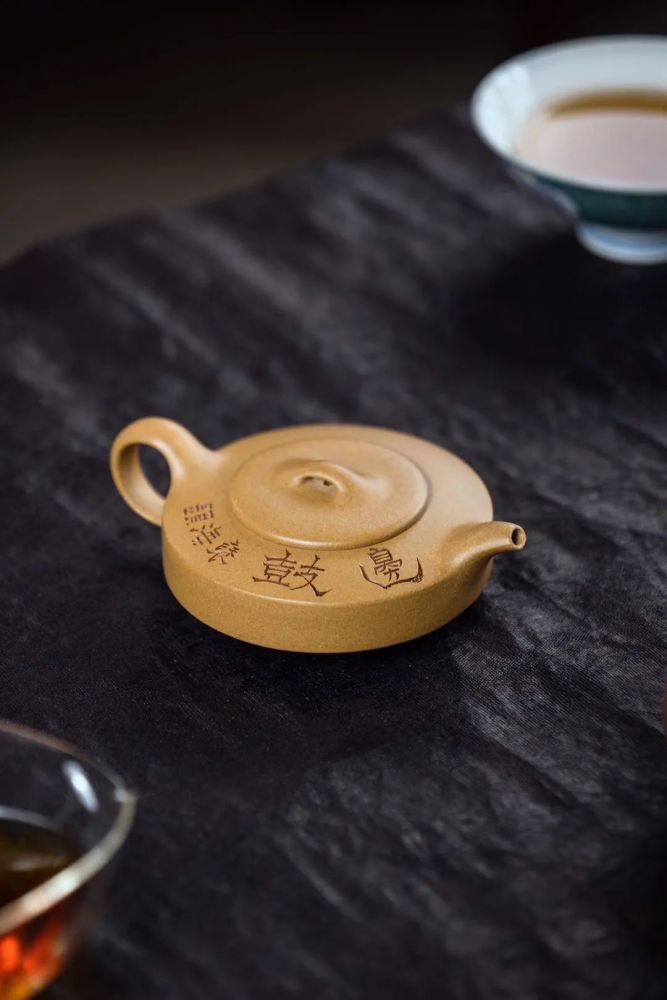 【容量】180cc  9孔出水【泥料】原矿段泥【名称】玉成窑式 · 边鼓壶