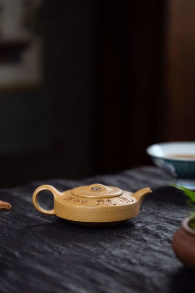 【容量】180cc  9孔出水【泥料】原矿段泥【名称】玉成窑式 · 边鼓壶