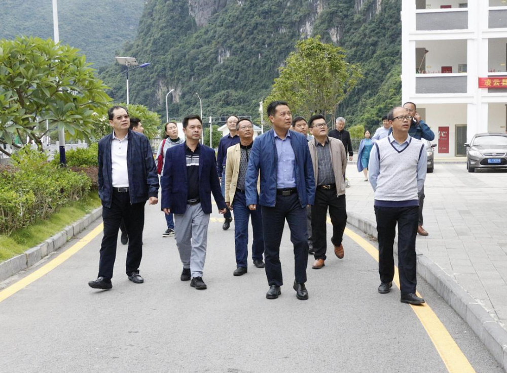 12日下午,专家组在凌云县教育局许秀坤局长的陪同下到凌云中学参观