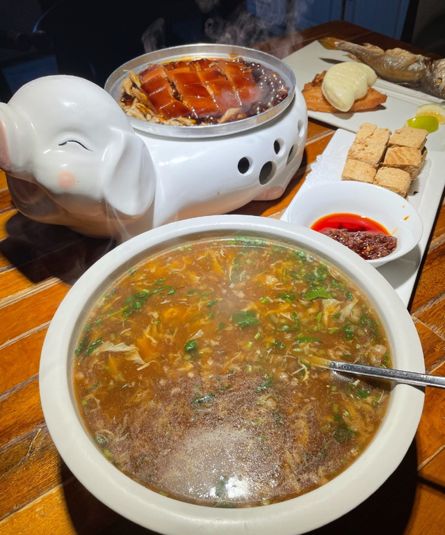 郑州美食:郑州一家"亲民"杭帮菜,招牌东坡肉入口即化,天天爆满排长队