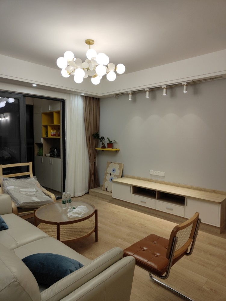 新房装修结束啦全屋铺贴木地板太有品位了效果让人满意