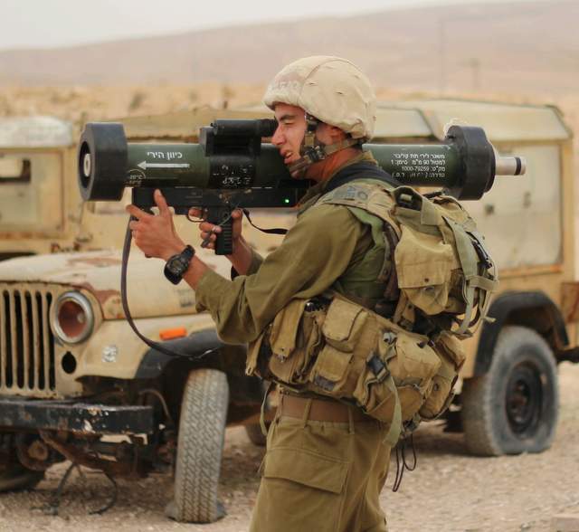 的以色列士兵由以色列与德国在2000年联合研发的单兵肩扛式火箭发射器