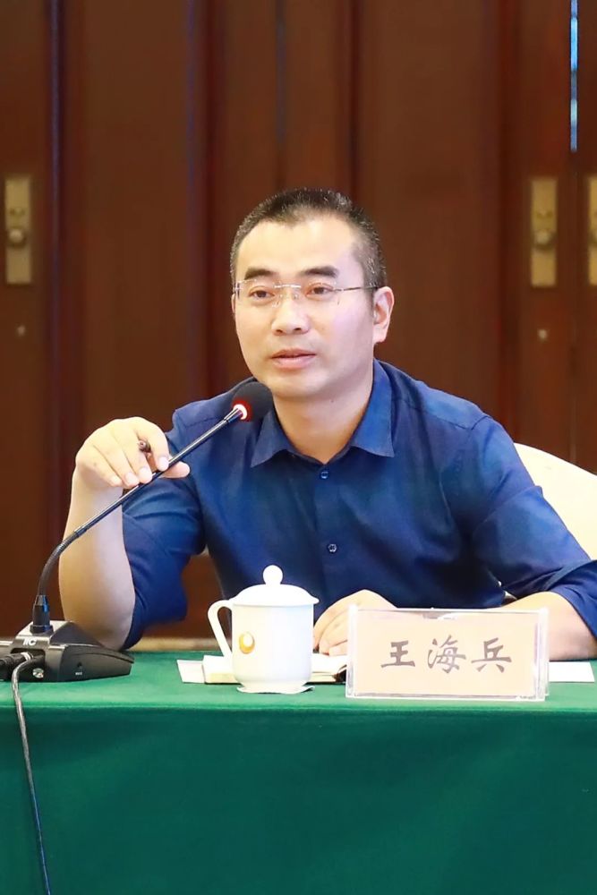 会 青年企业家们和科技局,团县委等单位的同志们观看射阳城市宣传片