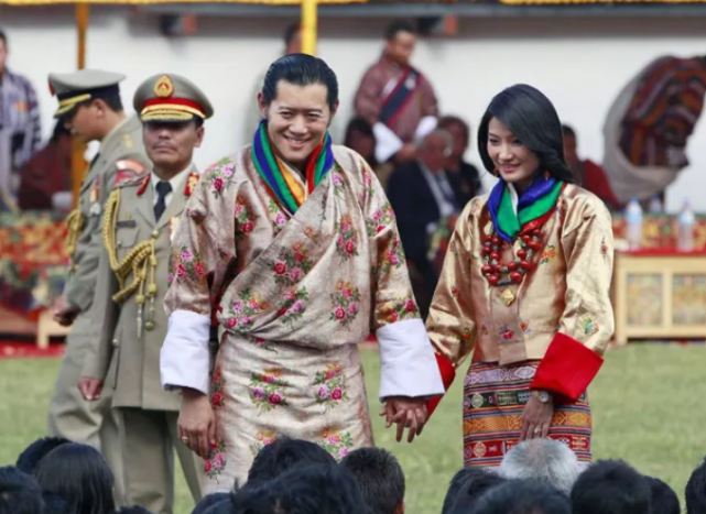 吉格梅被誉为全球最帅君主,跟我国著名演员夏雨很像,不丹帝后真的是郎