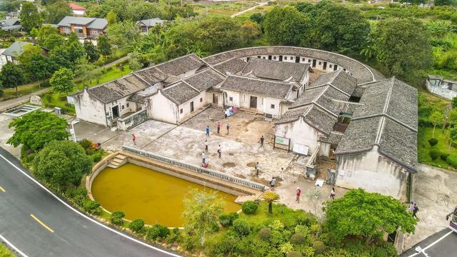 梅州这座百年围屋,藏在绿荫环抱中,乡野景致太迷人_腾讯新闻