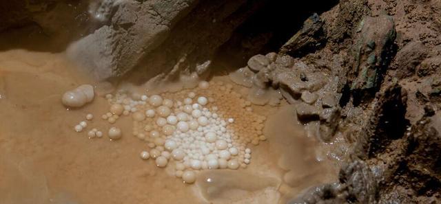 112米深的地狱之井终于有人到达底部展现了一个神奇的世界