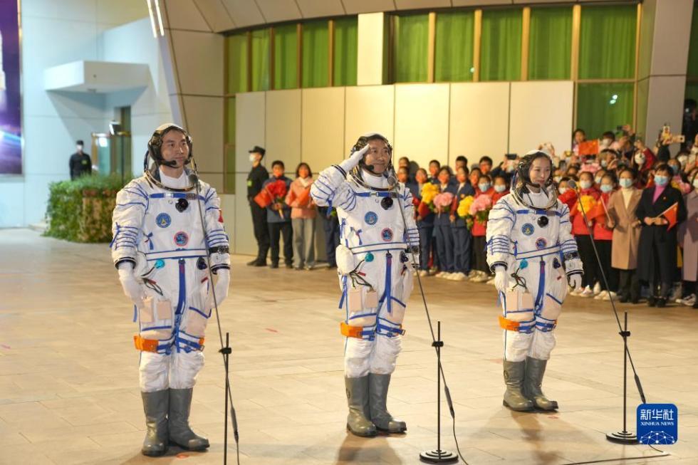 神舟十三号载人飞行任务航天员乘组出征仪式在酒泉卫星发射中心举行三年级英语的重要性
