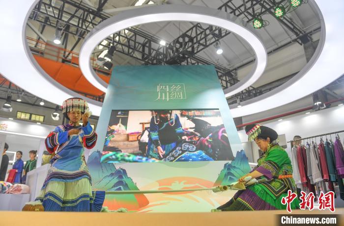 16日,丝鹿东方·2021中国国际丝绸博览会在浙江杭州举办