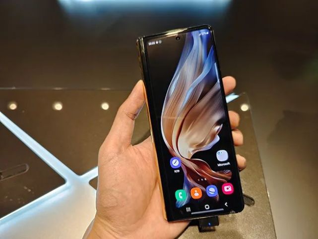 尊享新非凡万元折叠屏手机三星w225g华丽登场